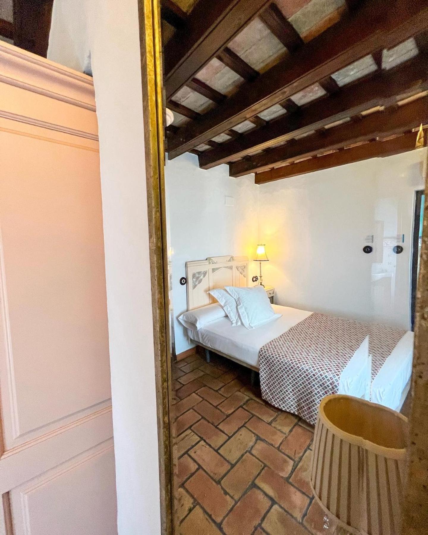 Hostal Servilia Кармона Екстериор снимка