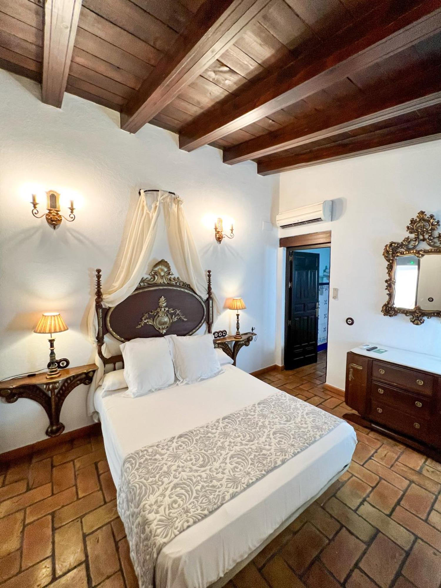 Hostal Servilia Кармона Екстериор снимка